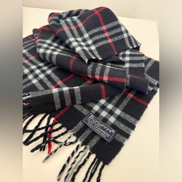 BURBERRY’s NAVY SCARF 100% CASHMERE - Picture 4 of 6